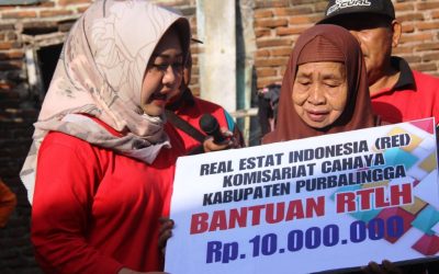 Gebrak Karangaren, Plt. Bupati Serahkan 2 Bantuan Rehab RTLH