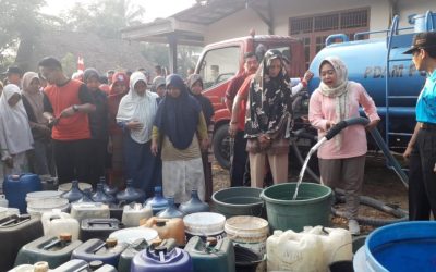 Plt Bupati Salurkan Bantuan Air Bersih untuk Warga Nangkod