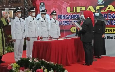 Bupati Purbalingga Mengambil Sumpah dan Melantik Kades Terpilih Antar Waktu 2021