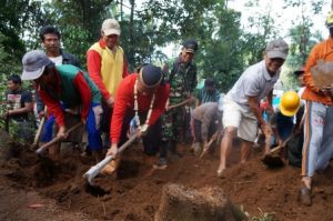 Bupati Tasdi Gotong Royong Lebarkan Jalan Desa Tanalum