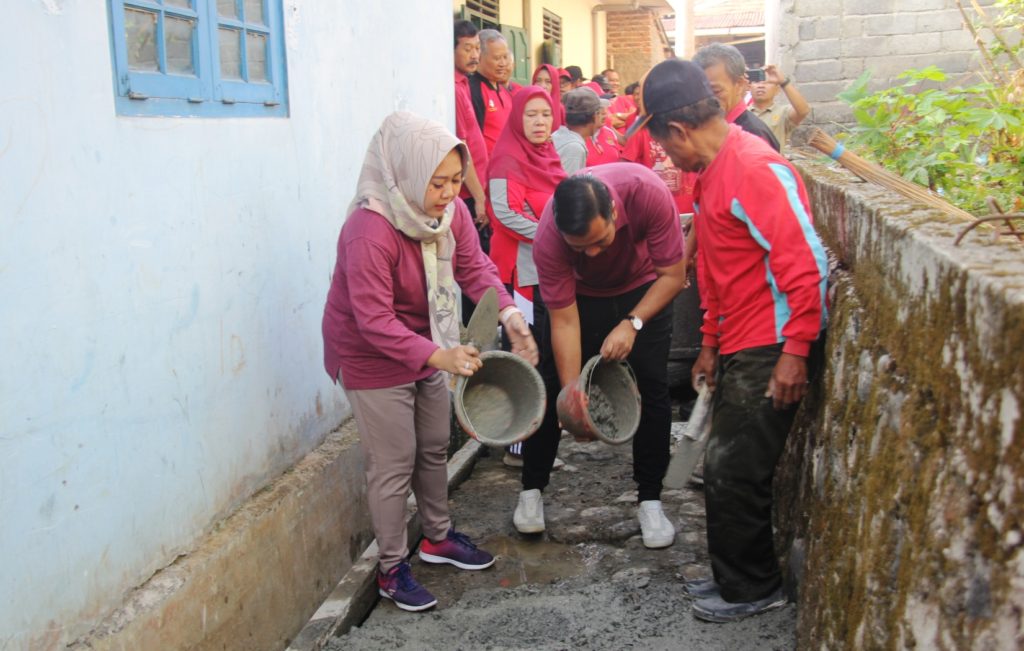Plt. Bupati Bantu Rehab Pembangunan Balai Desa Dagan