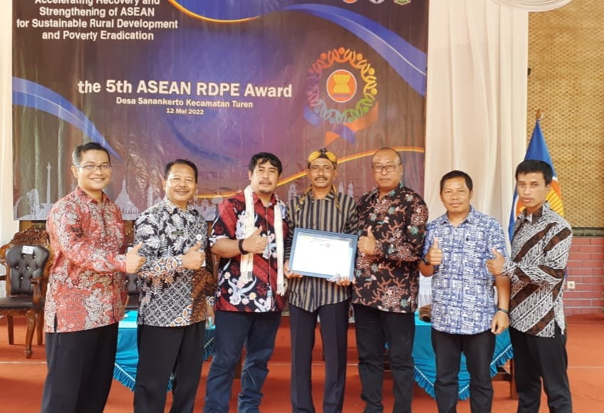 BUMDesa SERANG MAKMUR SEJAHTERA MENDAPAT PENGHARGAAN 5TH ASEAN RURAL DEVELOPMENT POVERTY ERADICATION LEADERSHIP AWARDS