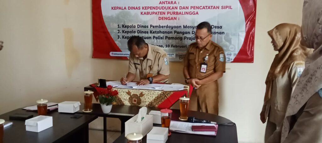 PENANDATANGANAN PERJANJIAN KERJA SAMA ANTARA DINAS PEMBERDAYAAN MASYARAKAT DAN DESA DENGAN DINAS KEPENDUDUKAN DAN PENCATATAN SIPIL TENTANG PEMANFAATAN DATA KEPENDUDUKAN